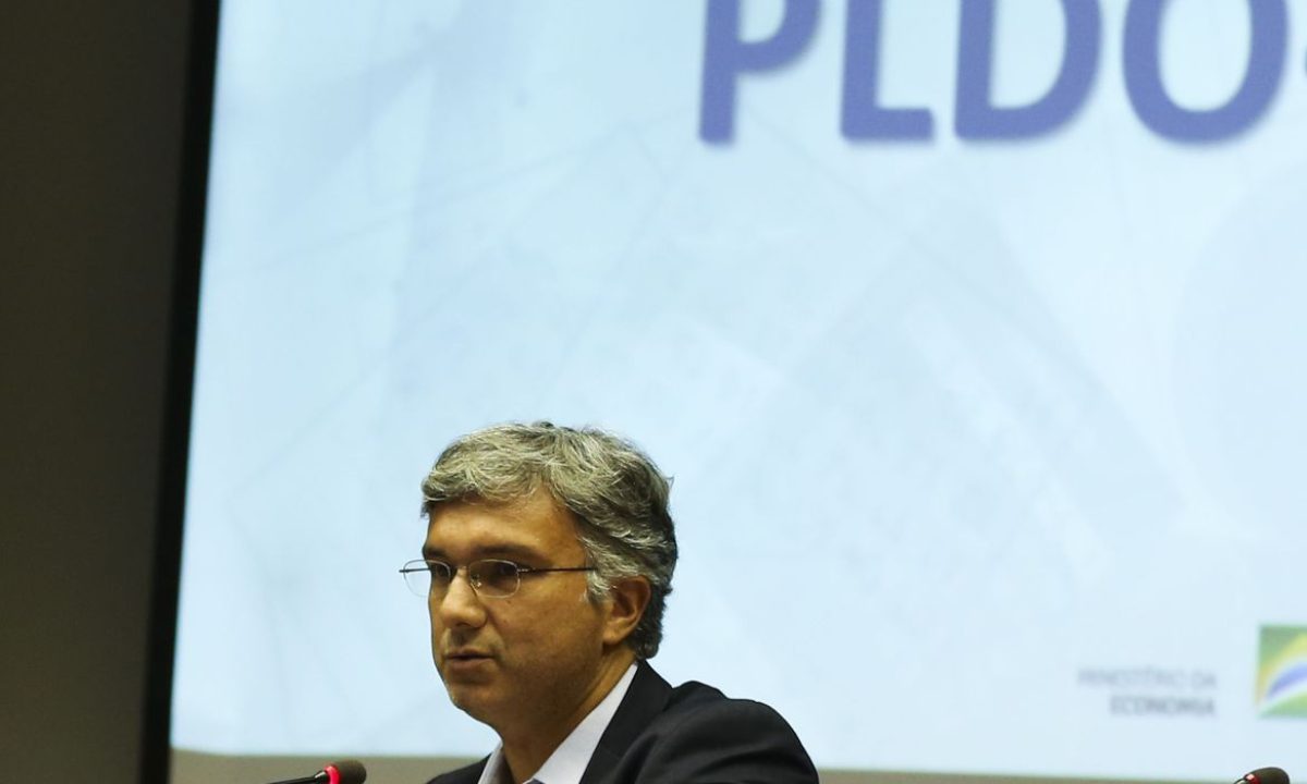 O  Secretário especial do Tesouro e Orçamento, Esteves Colnago, concede entrevista à imprensa, para detalhar o projeto de Lei de Diretrizes Orçamentárias (LDO) de 2023.