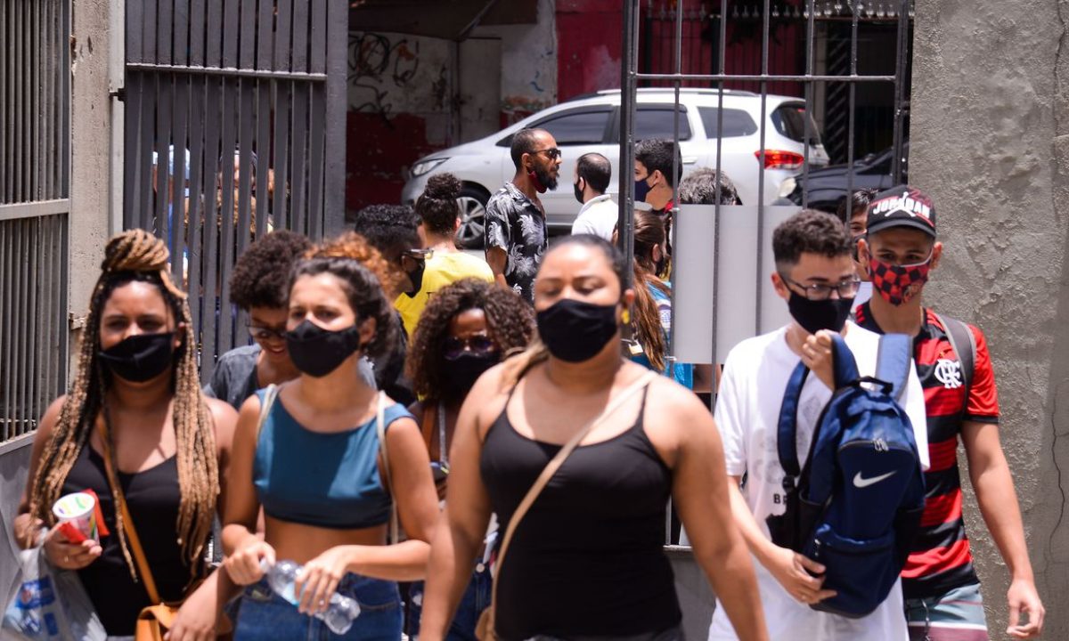 Estudantes chegam para o segundo dia do Exame Nacional do Ensino Médio (Enem) 2020, na Universidade Estadual do Rio de Janeiro(UERJ).