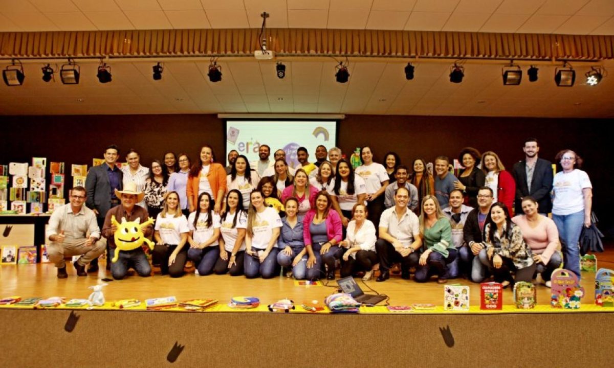 entrega-de-livros-SEMEC-1-920x613