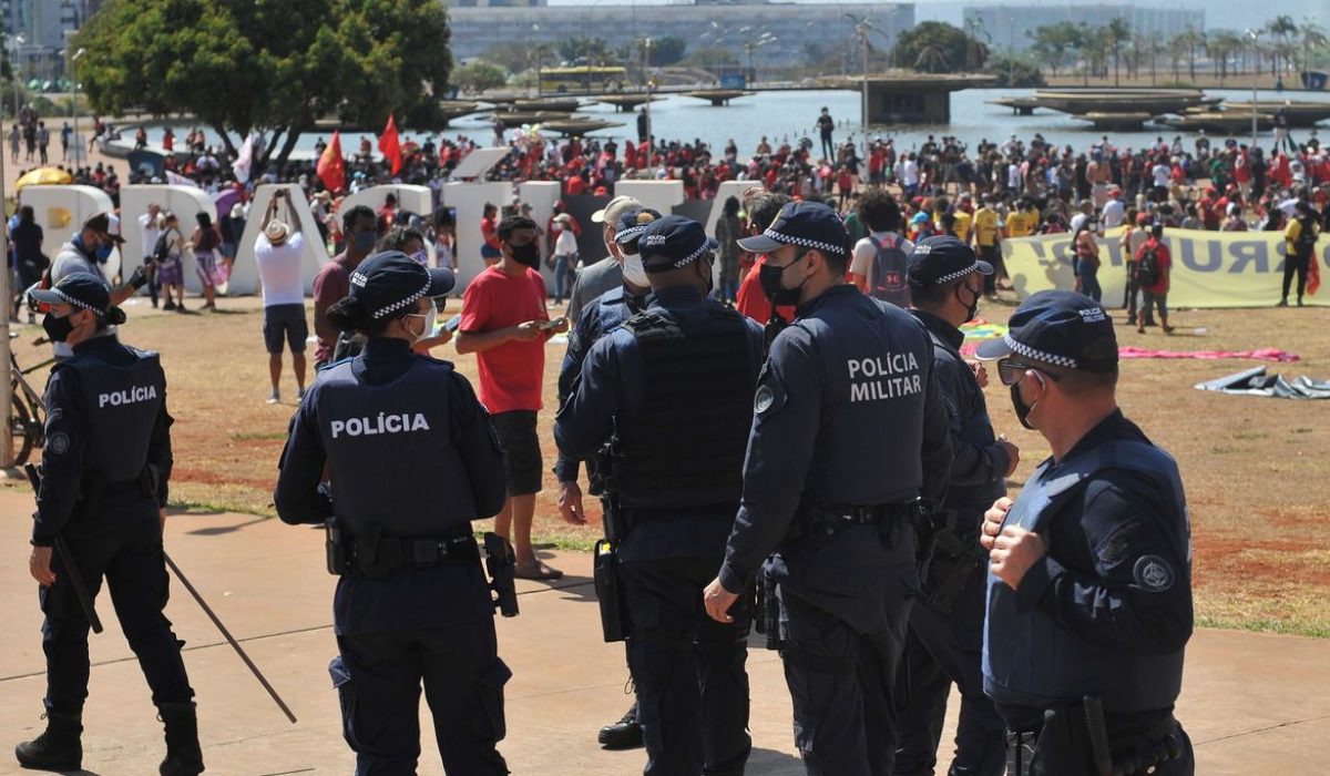 A Polícia Militar do Distrito Federal (PMDF) realiza linhas de segurança nas proximidades da Torre de TV.