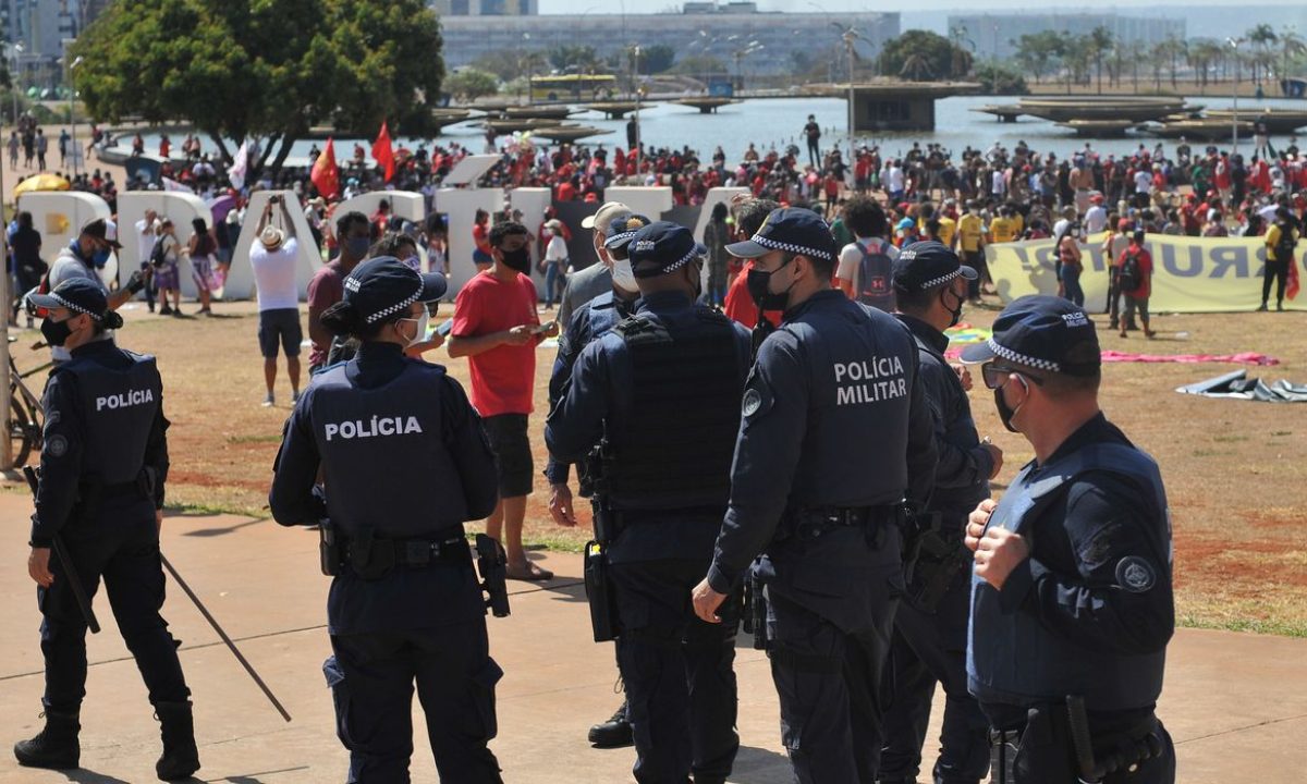 A Polícia Militar do Distrito Federal (PMDF) realiza linhas de segurança nas proximidades da Torre de TV.