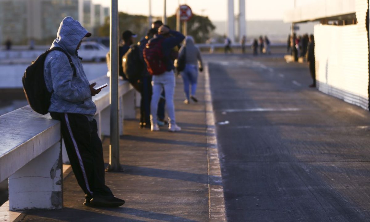 Massa de ar frio e baixa umidade são desafios para saúde dos brasilienses.