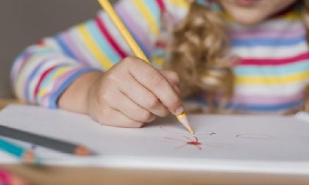 menina-retrato-brincando-scaled-420x280_c