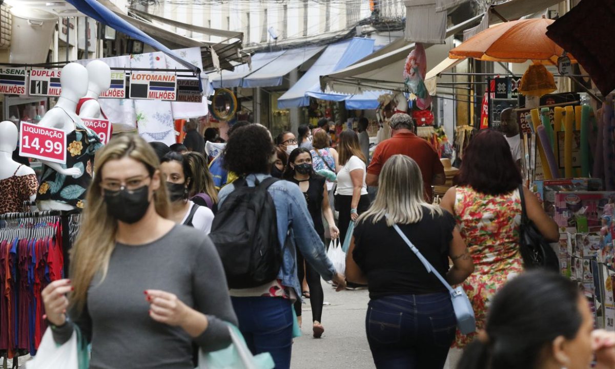 Movimento de vendas de brinquedos para o Dia das Crianças, comércio varejista nas ruas do Polo Saara, centro do Rio de Janeiro.