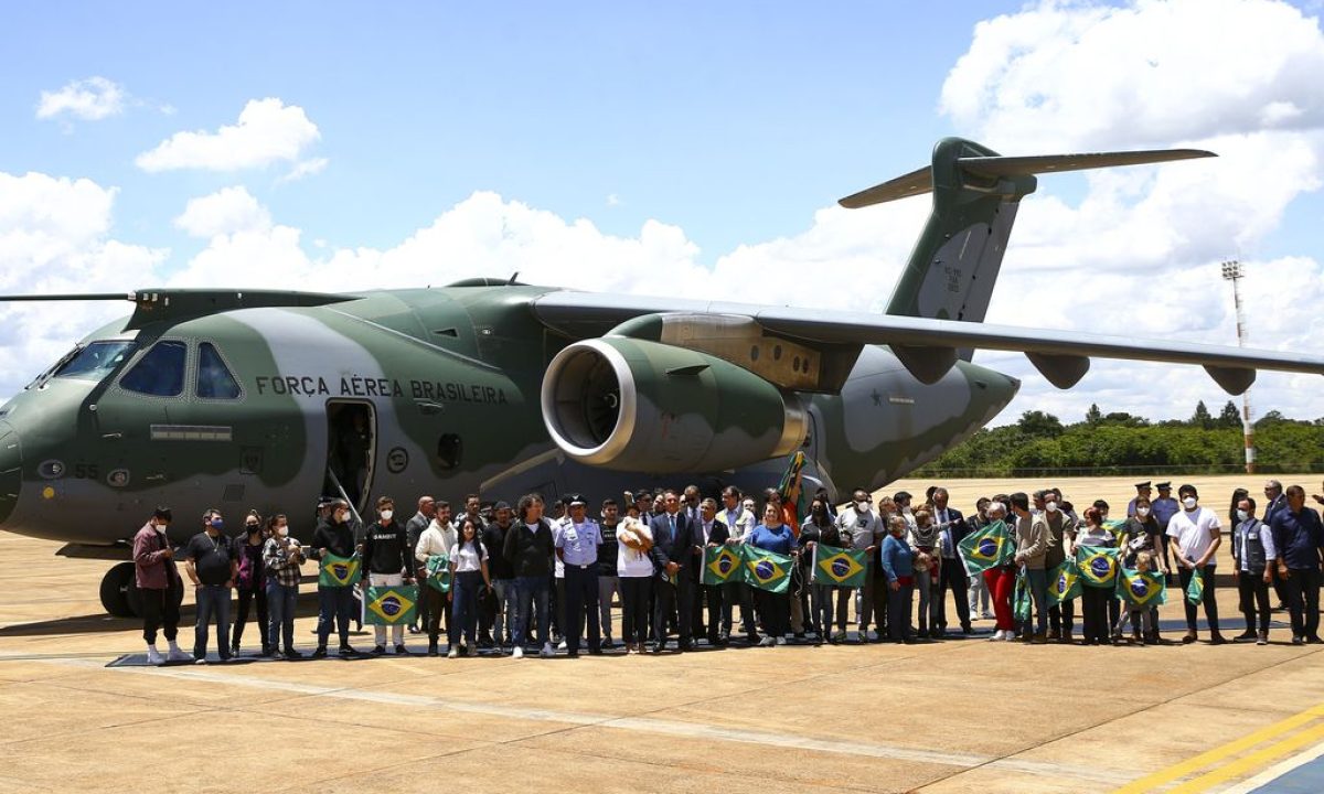 Cerimônia de recepção aos brasileiros e estrangeiros provenientes da Ucrânia, na Base Aérea de Brasília.