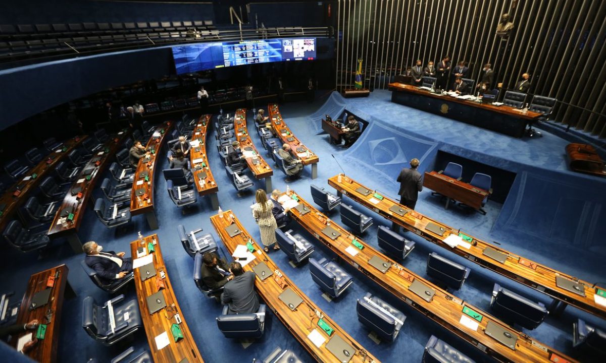 Plenário do Senado Federal durante sessão deliberativa ordinária semipresencial.