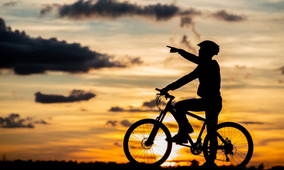 silhueta-de-descanso-do-ciclista-ao-por-do-sol-conceito-ativo-esporte-ao-ar-livre_1150-16693