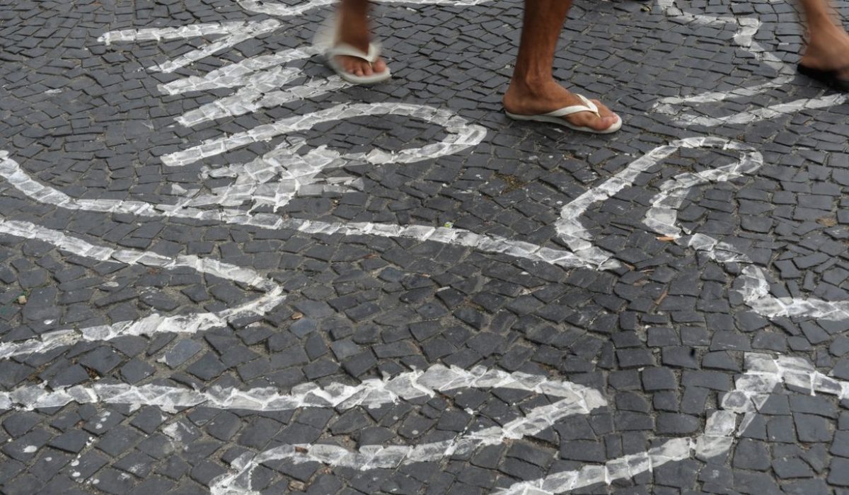 Rio de Janeiro - Campanha contra homicídios de jovens negros pinta centenas de silhuetas de corpos no chão do Largo da Carioca (Fernando Frazão/Arquivo Agência Brasil)