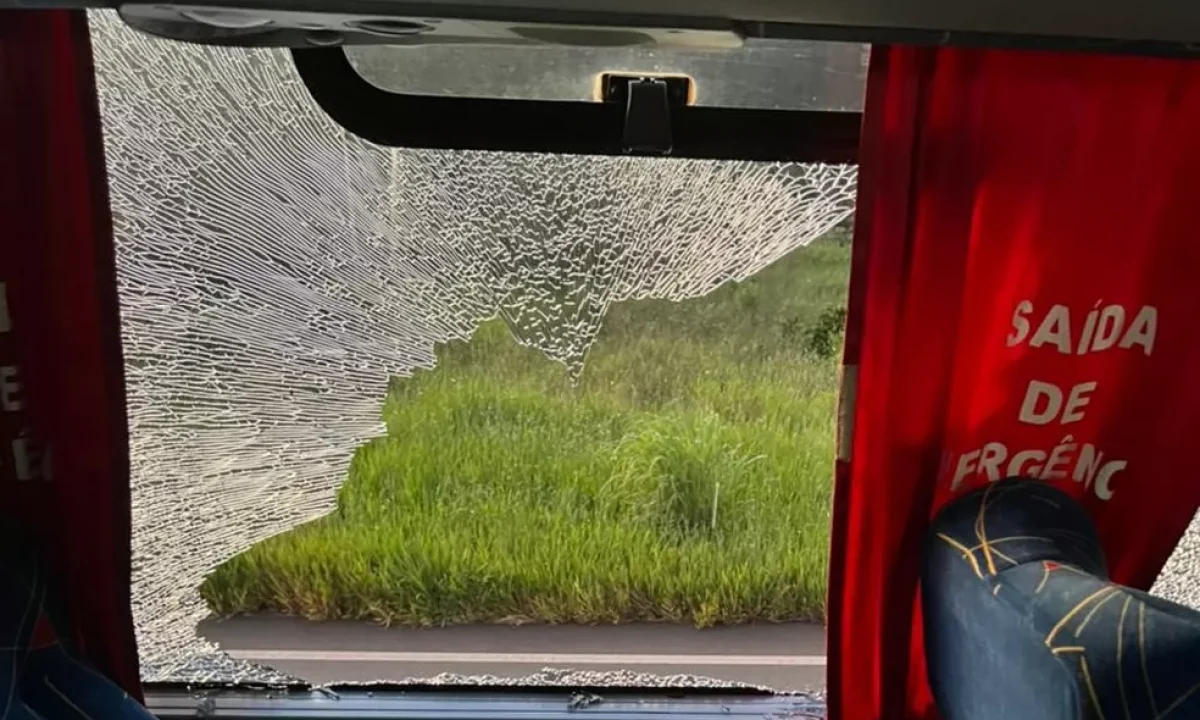 vidro-quebrado-onibus-escolar