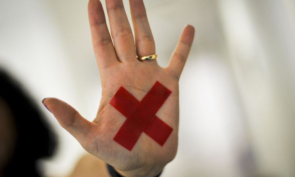 O sinal “X” feito com batom vermelho (ou qualquer outro material) na palma da mão ou em um pedaço de papel, o que for mais fácil, permite que a pessoa treinada reconheça que aquela mulher foi vítima de violência doméstica e, assim, acione a Polícia Militar.